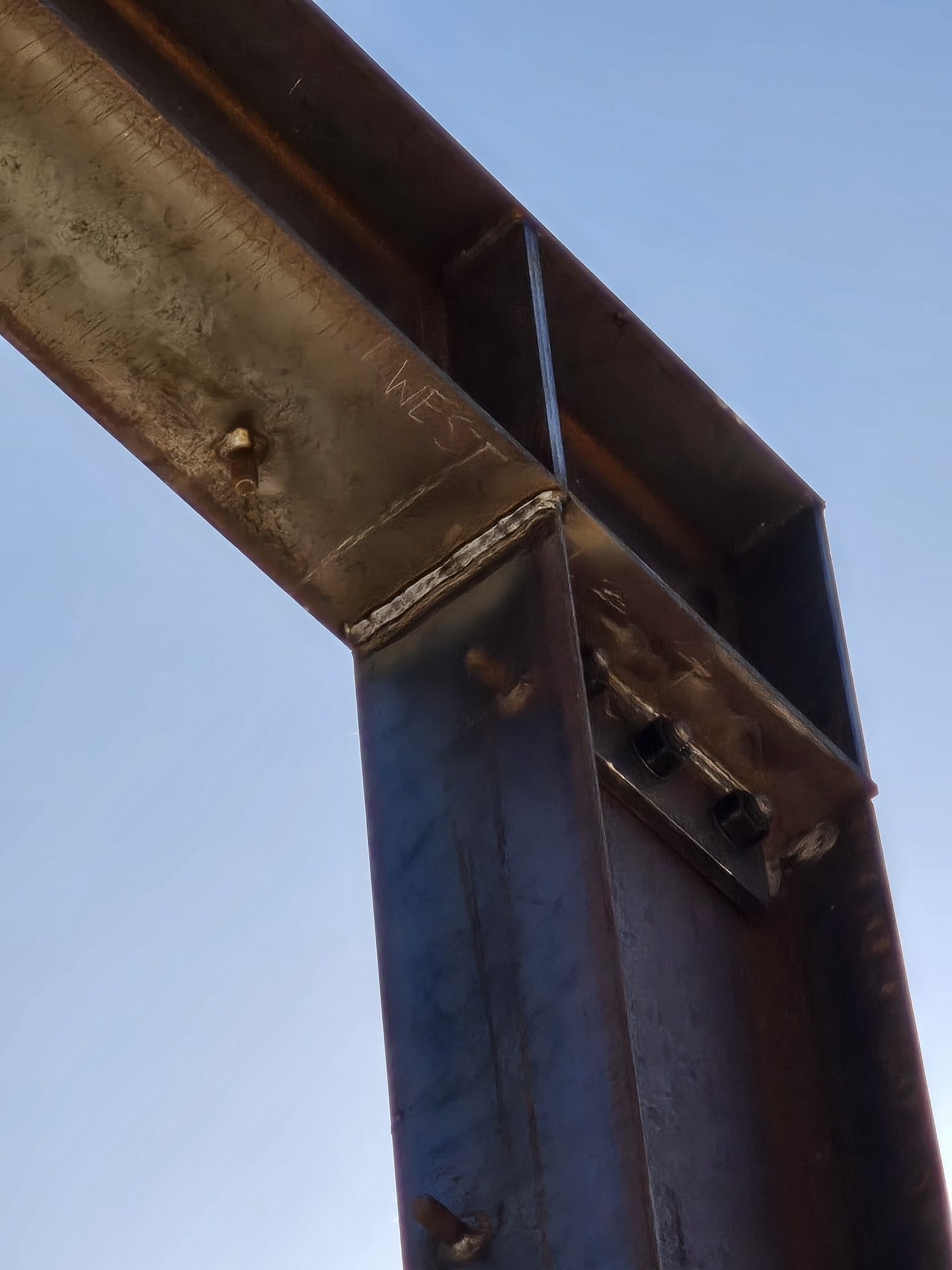 Welded steel beam-to-column moment connection with WEST chalk marking